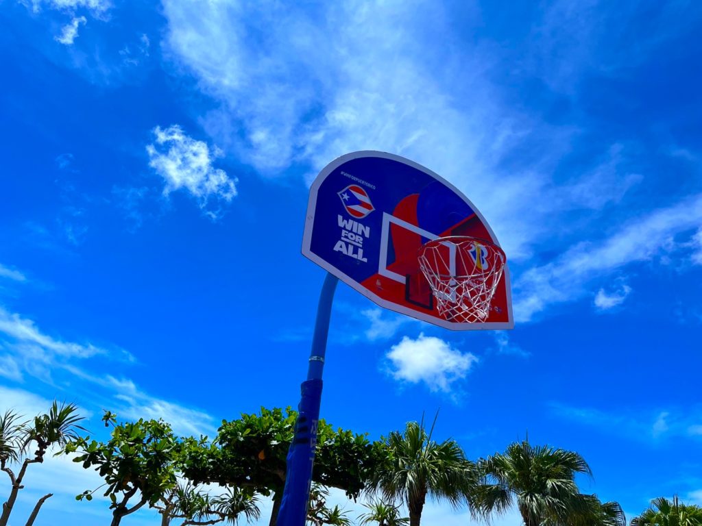 街中でバスケットゴール バスケは日常の中にあるスポーツBasketball goal in the city Basketball is a sport in everyday life
