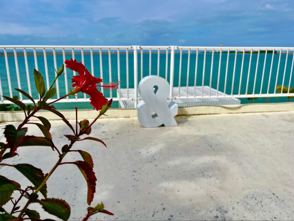 「&」のモニュメントー”Umikaji Terrace" is just 10 minutes from the airport! Feel Okinawa at the island resort overlooking the ocean!『ウミカジテラス』空港から約10分！海を見渡すアイランドリゾートで沖縄を感じよう
