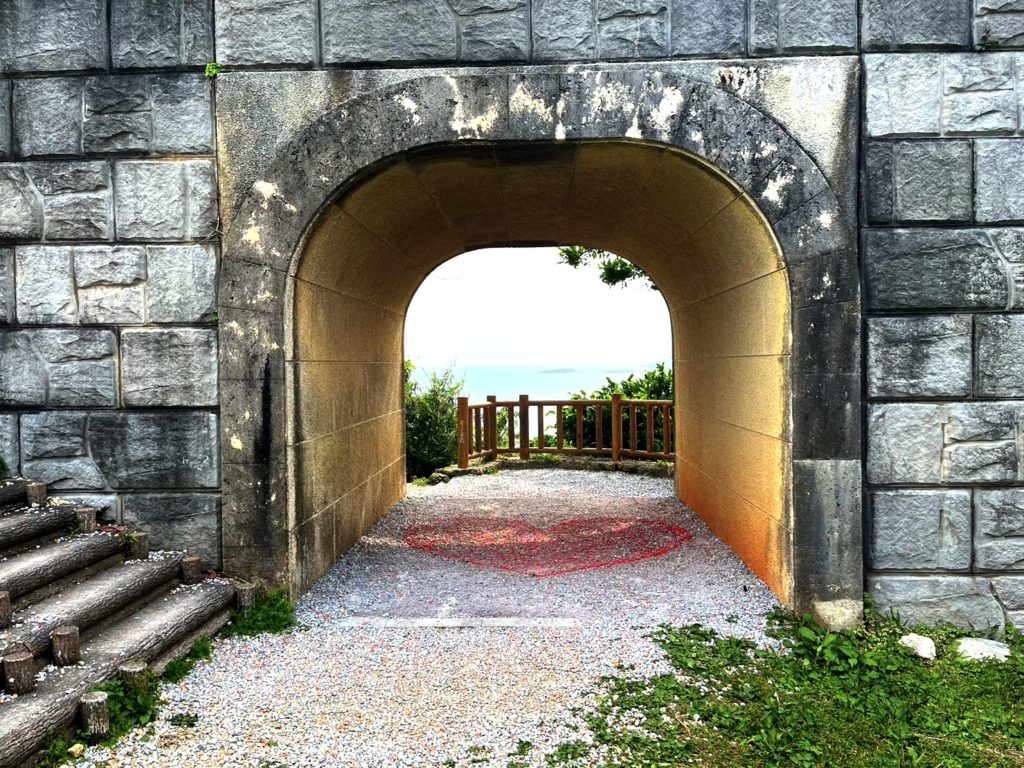 leading to sea-Spectacular views! Chinen Cape Park