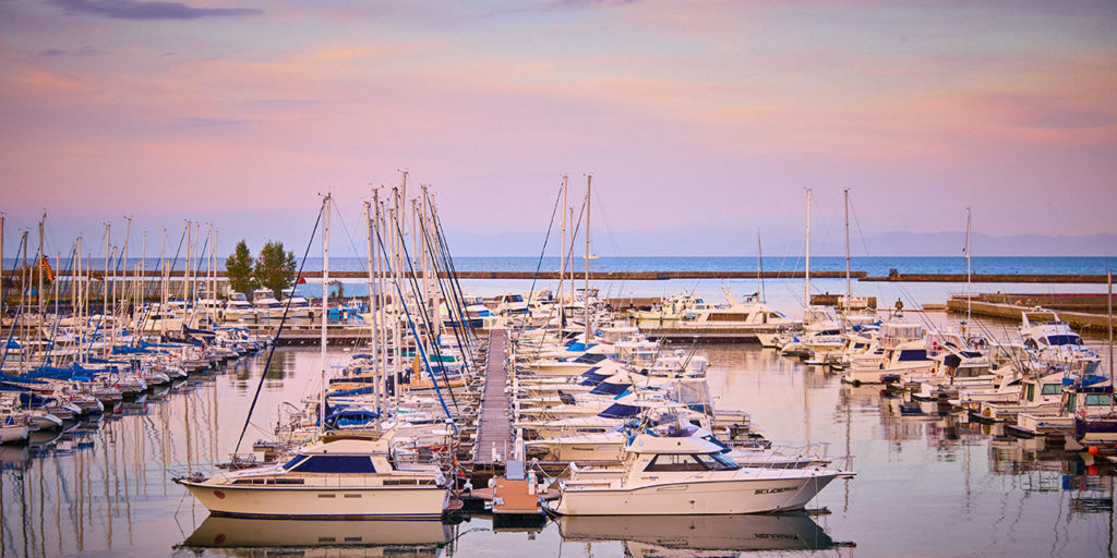 The yacht harbor that can be seen from the hotel has a different beauty from the waters of the everlasting summer region.